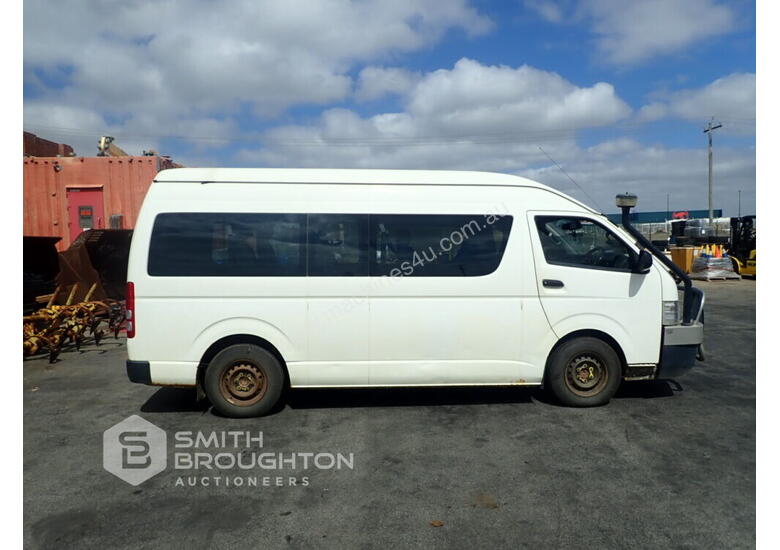 2015 best sale hiace bus