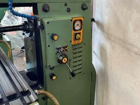 Pacific FU1100 Universal Milling Machine with good selection of tooling and accessories - picture2' - Click to enlarge