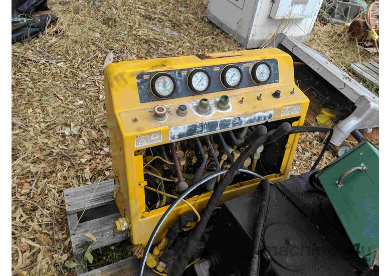 caption DRILL RIG MAST VERMEER