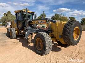 2010 John Deere 670 GP - picture0' - Click to enlarge