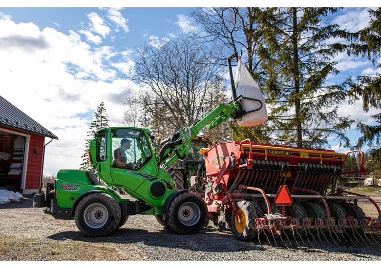 Avant 860i Compact Loader with GT Enclosed Cab and A/C