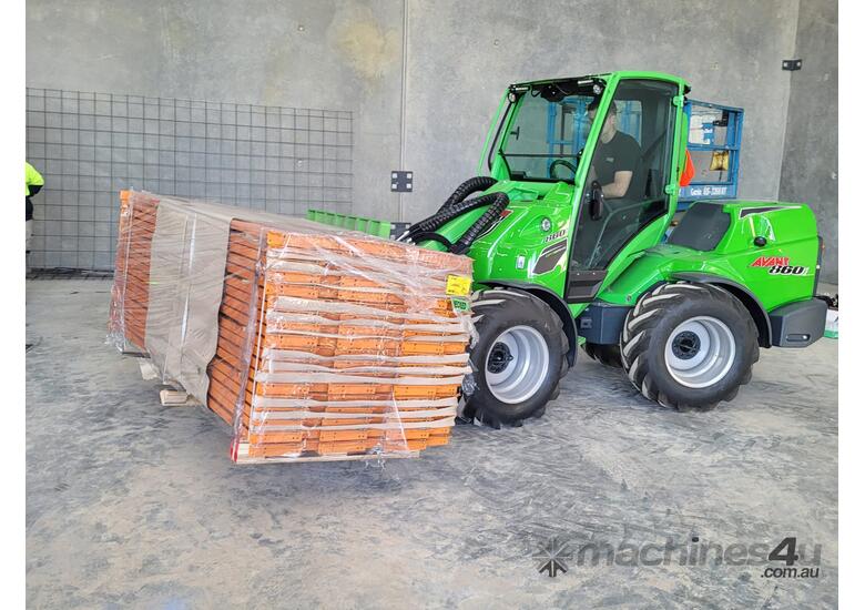 Avant 860i Compact Loader with GT Enclosed Cab and A/C