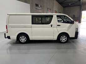 2016 Toyota Hiace LWB Crew Diesel - picture0' - Click to enlarge