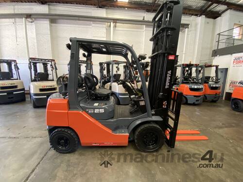  TOYOTA 2018 BUILD 8FG25 DELUXE MODEL 8 SERIES 2.5 TON 2500 KG CAPACITY LPG GAS FORKLIFT 4500 MM 2 S