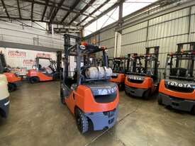  TOYOTA 2018 BUILD 8FG25 DELUXE MODEL 8 SERIES 2.5 TON 2500 KG CAPACITY LPG GAS FORKLIFT 4500 MM 2 S - picture1' - Click to enlarge