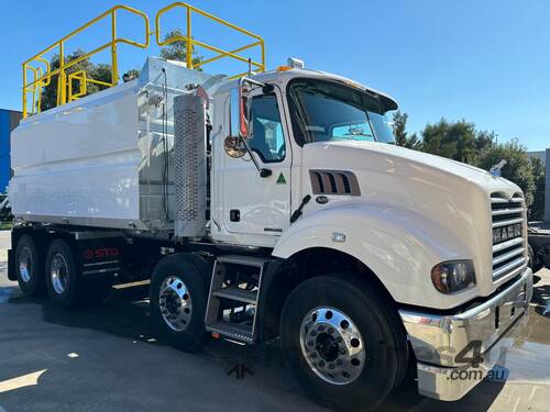 Mack METRO-LINER Water truck Truck