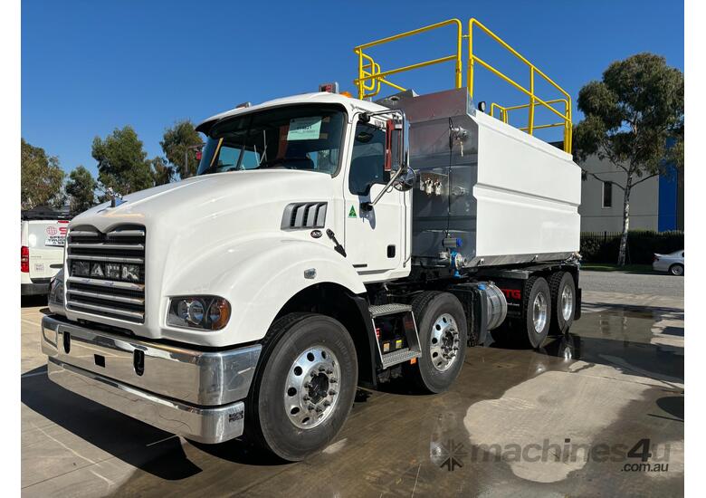 caption Mack METRO-LINER Water truck Truck