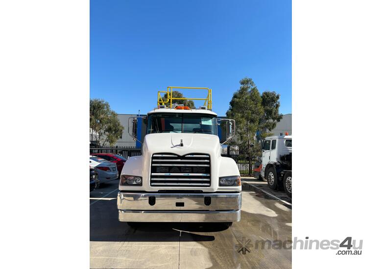 caption Mack METRO-LINER Water truck Truck