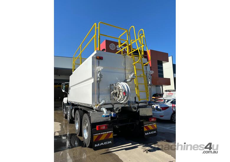 caption Mack METRO-LINER Water truck Truck