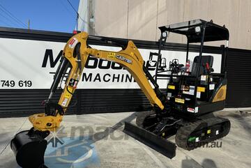 Mini Excavator 2.2T Package Deal! Hydraulic Hitch and Attachments included