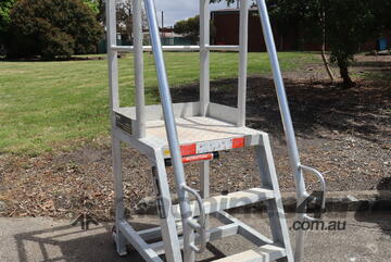 Aluminium Access Platform Ladder - No Bolt NBLP3 - 0.9m
