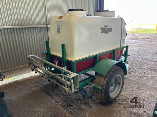 Sprayer trailer with boom