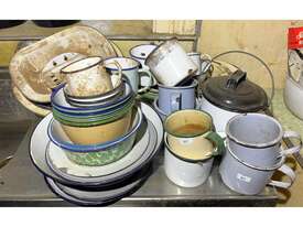 LARGE QTY OF ANTIQUE ENAMELWARE - picture0' - Click to enlarge