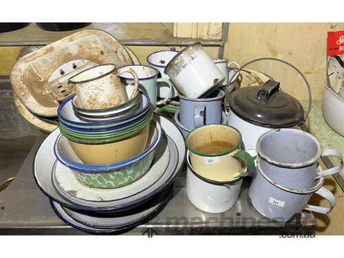 LARGE QTY OF ANTIQUE ENAMELWARE