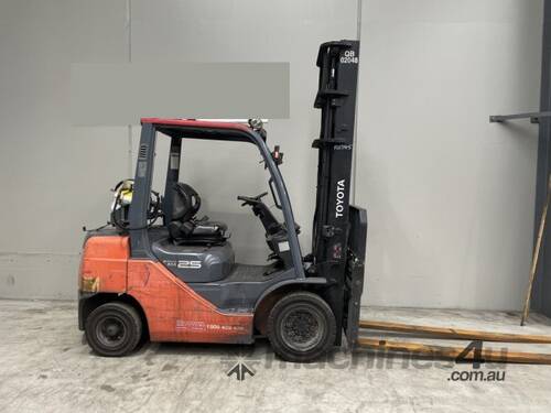 caption Toyota 2.5 LPG Forklift - Sideshift & Fork Positioner