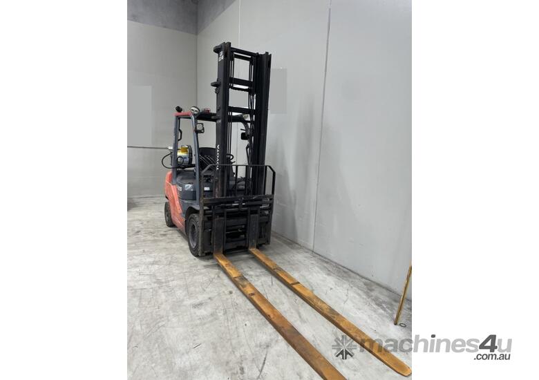 caption Toyota 2.5 LPG Forklift - Sideshift & Fork Positioner