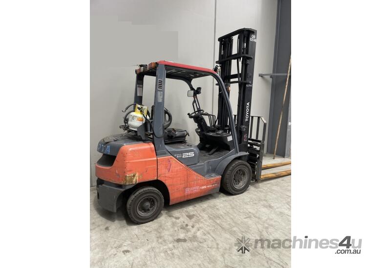 caption Toyota 2.5 LPG Forklift - Sideshift & Fork Positioner