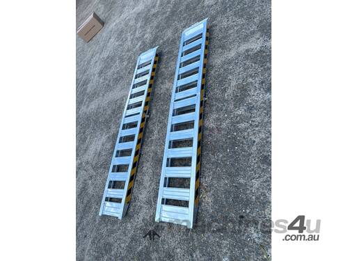 1.6-Tonne 2.4M x 370mm Flat Fold Aluminium Loading Ramps