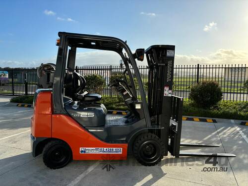 Wollongong Forklift: Compact Toyota 2.5T LPG, 3-Stage Container Mast, 4.3m Lift!