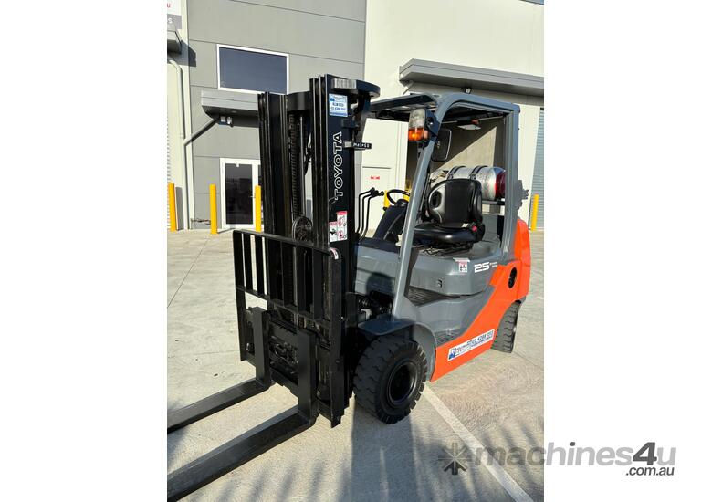 Wollongong Forklift: Compact Toyota 2.5T LPG, 3-Stage Container Mast, 4.3m Lift!