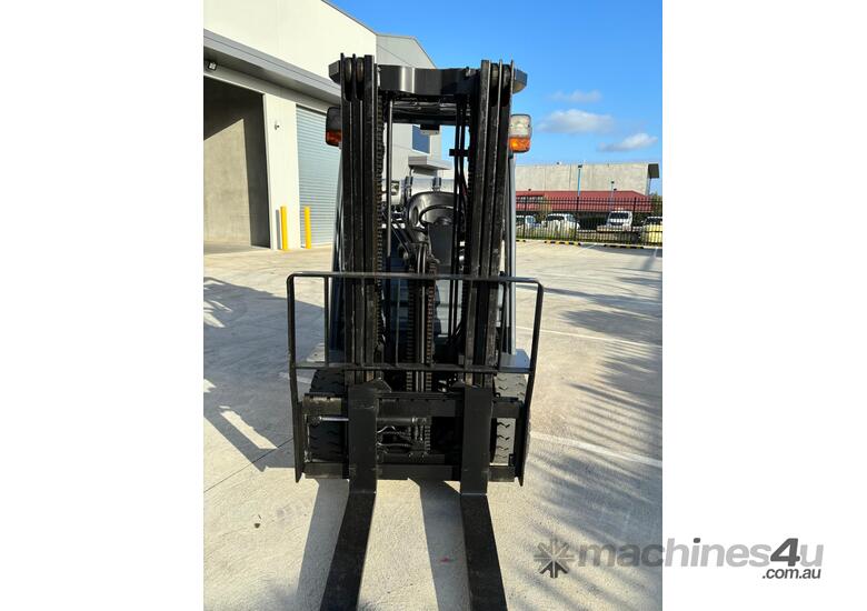 Wollongong Forklift: Compact Toyota 2.5T LPG, 3-Stage Container Mast, 4.3m Lift!