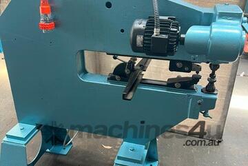 Pullmax P2 Nibbler with good selection of tooling