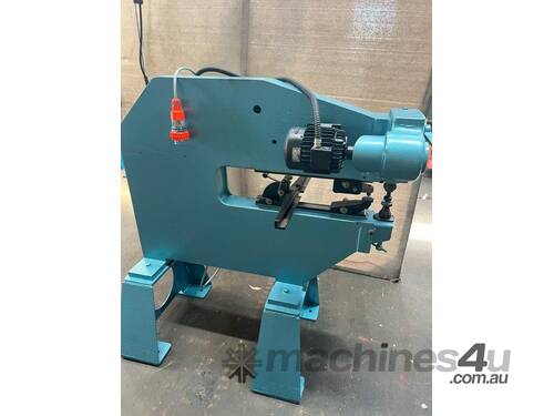 Pullmax P2 Nibbler with good selection of tooling