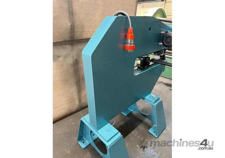 Pullmax P2 Nibbler with good selection of tooling