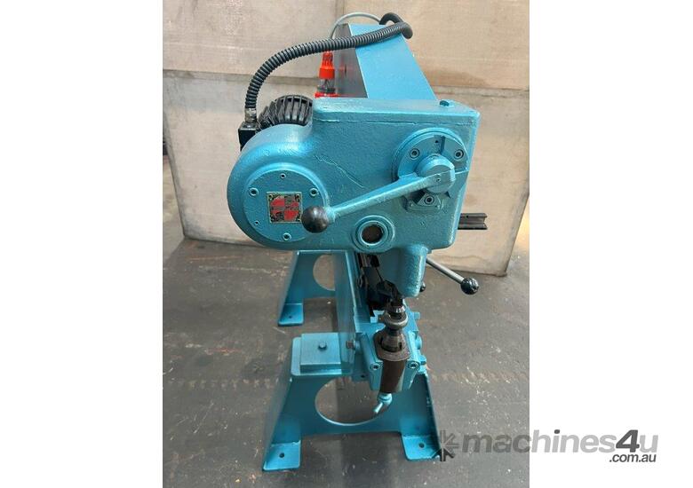 Pullmax P2 Nibbler with good selection of tooling