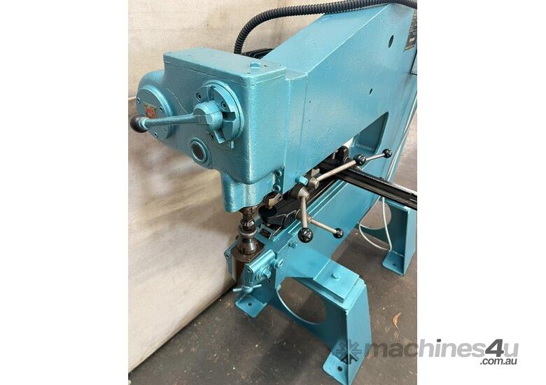 Pullmax P2 Nibbler with good selection of tooling