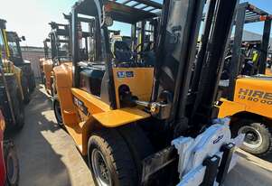 UN Forklift 7.0T Diesel - Rotator Tyne Attachment!! UN Forklift 7.0T Diesel - Rotator Tyne Attachment!!