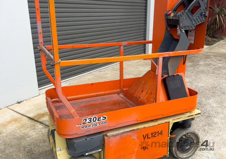 2014 1230ES JLG Mast Lift Stock Picker