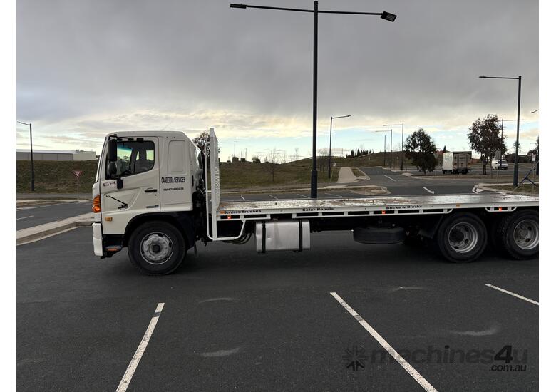 caption 2014 Hino GH8J 6x2 Beavertail