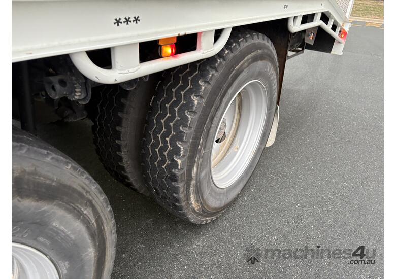 caption 2014 Hino GH8J 6x2 Beavertail