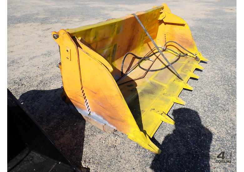 Telehandler Manitou 4in1 bucket