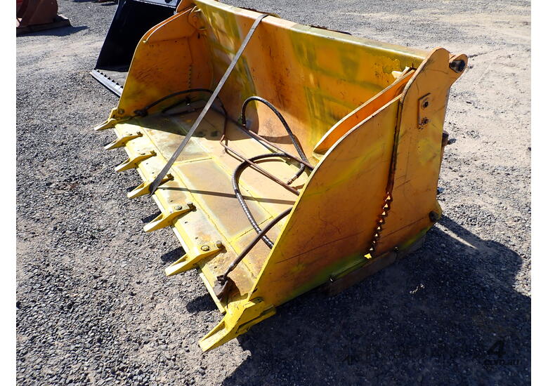 Telehandler Manitou 4in1 bucket