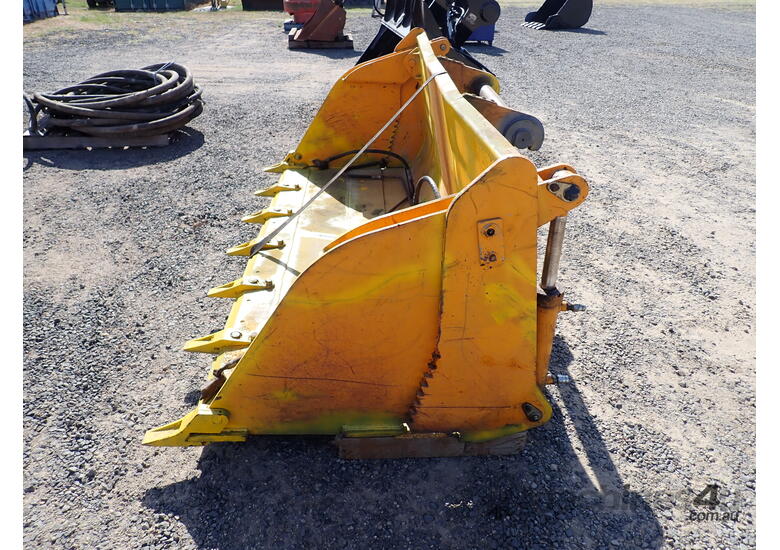 Telehandler Manitou 4in1 bucket