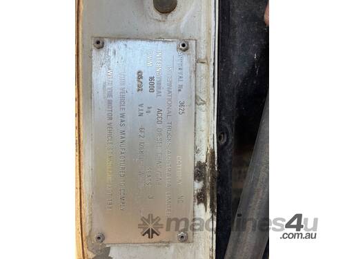 caption 1991 International Acco Cab Chassis