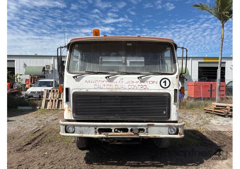 caption 1991 International Acco Cab Chassis