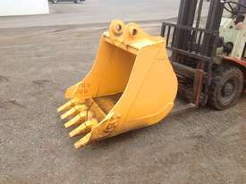 Excavator GP bucket with teeth - picture0' - Click to enlarge