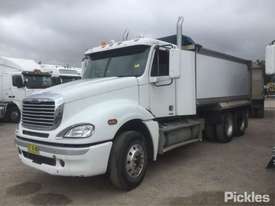 2010 Freightliner Columbia CL120 - picture1' - Click to enlarge