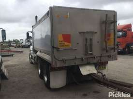 2010 Freightliner Columbia CL120 - picture2' - Click to enlarge