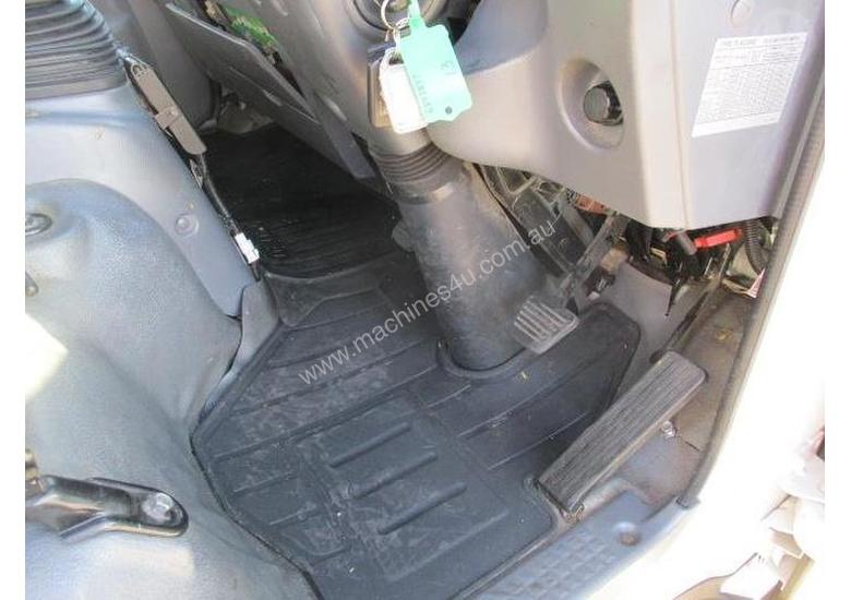caption Isuzu NLR200