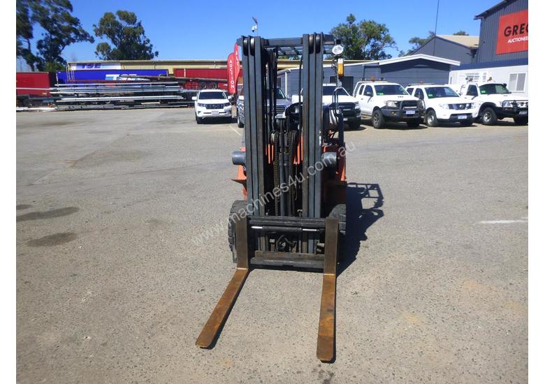 caption Circa 1992 Nissan J01A18U Container Mast 1.8 Tonne LPG Forklift (GA1259)