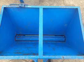 Farm-Aid 3 foot Dolomite Spreader - picture2' - Click to enlarge