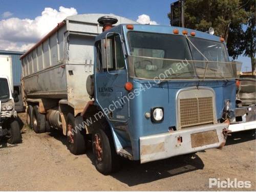 1986 Kenworth L700