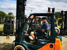 TOYOTA 32-8 FG18 Forklift  - picture1' - Click to enlarge