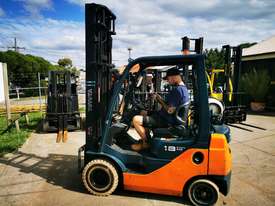 TOYOTA 32-8 FG18 Forklift  - picture2' - Click to enlarge