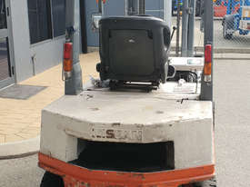 Nissan 2000kg Petrol Forklift with 3000mm Two Stage Mast - picture2' - Click to enlarge