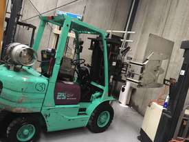 Container Mast Forklift with specialised delicate goods clamp - picture1' - Click to enlarge